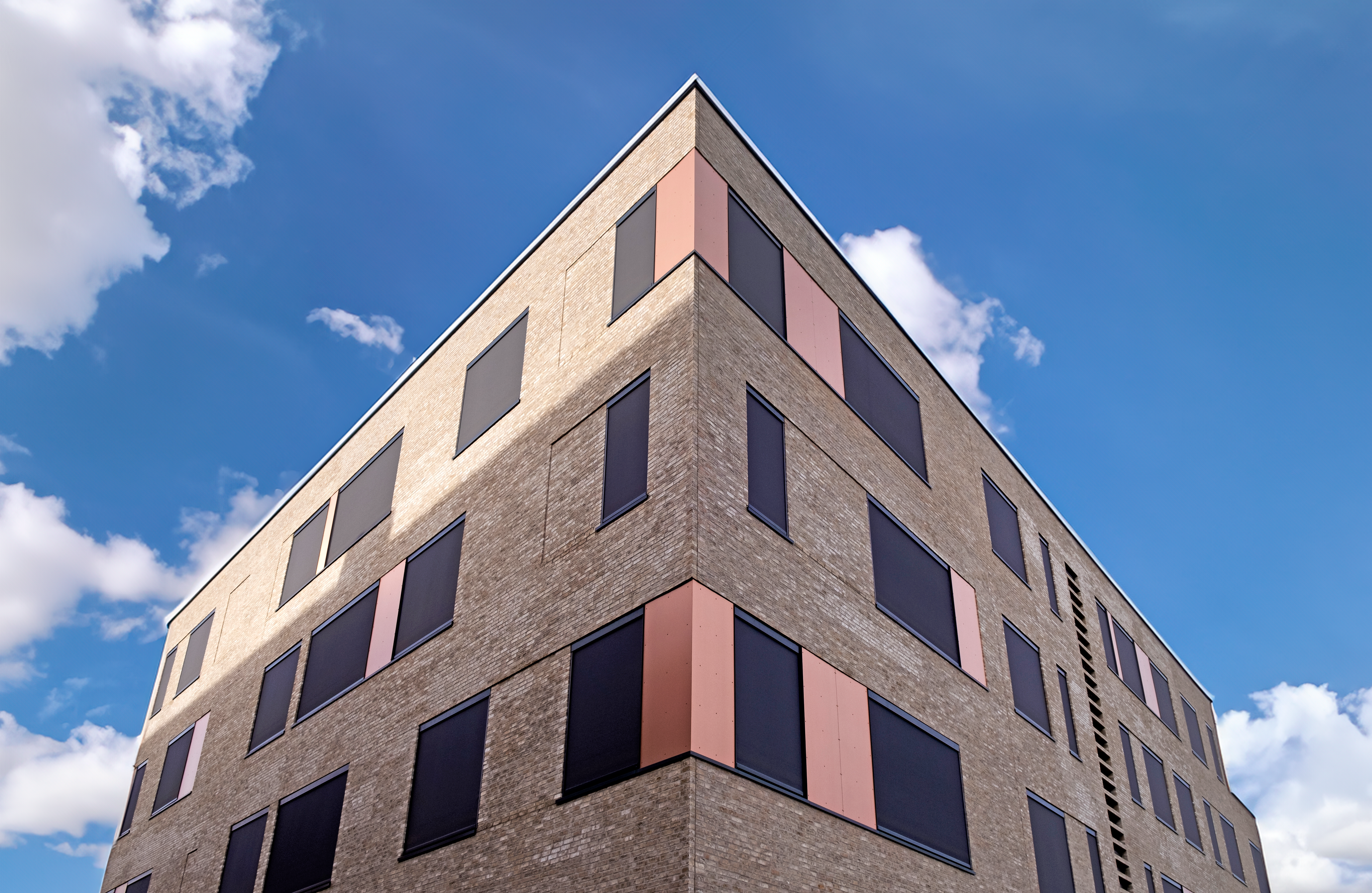 FREMTIDENS GRØNNE BYGNING HAR UTVENDIG SOLSKJERMING